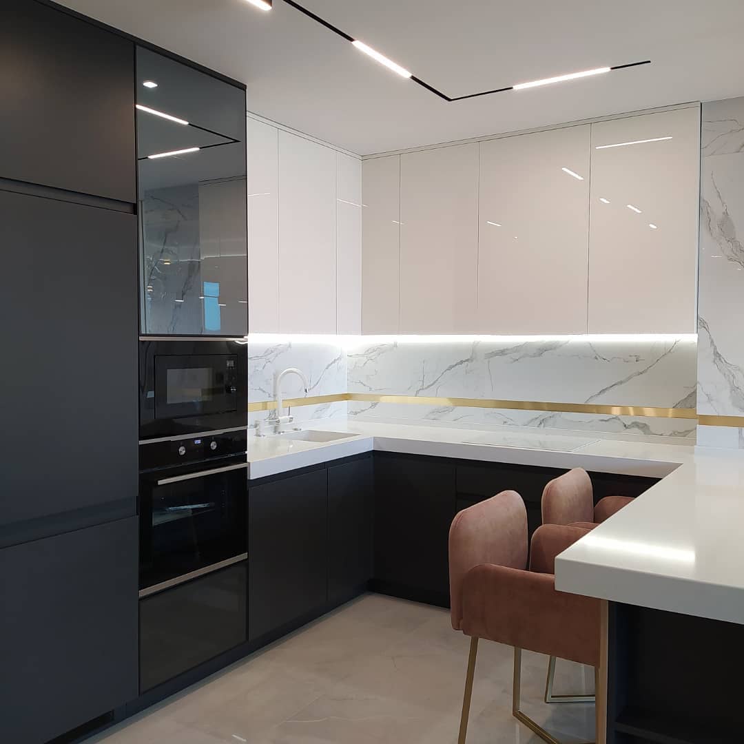بازسازی مدرن آشپزخانه با کابینت‌های های‌گلاس بدون دستگیره (Touch)، لاین نوری سقف و اکسسوری‌های هوشمند توکار توسط عمارت آرا