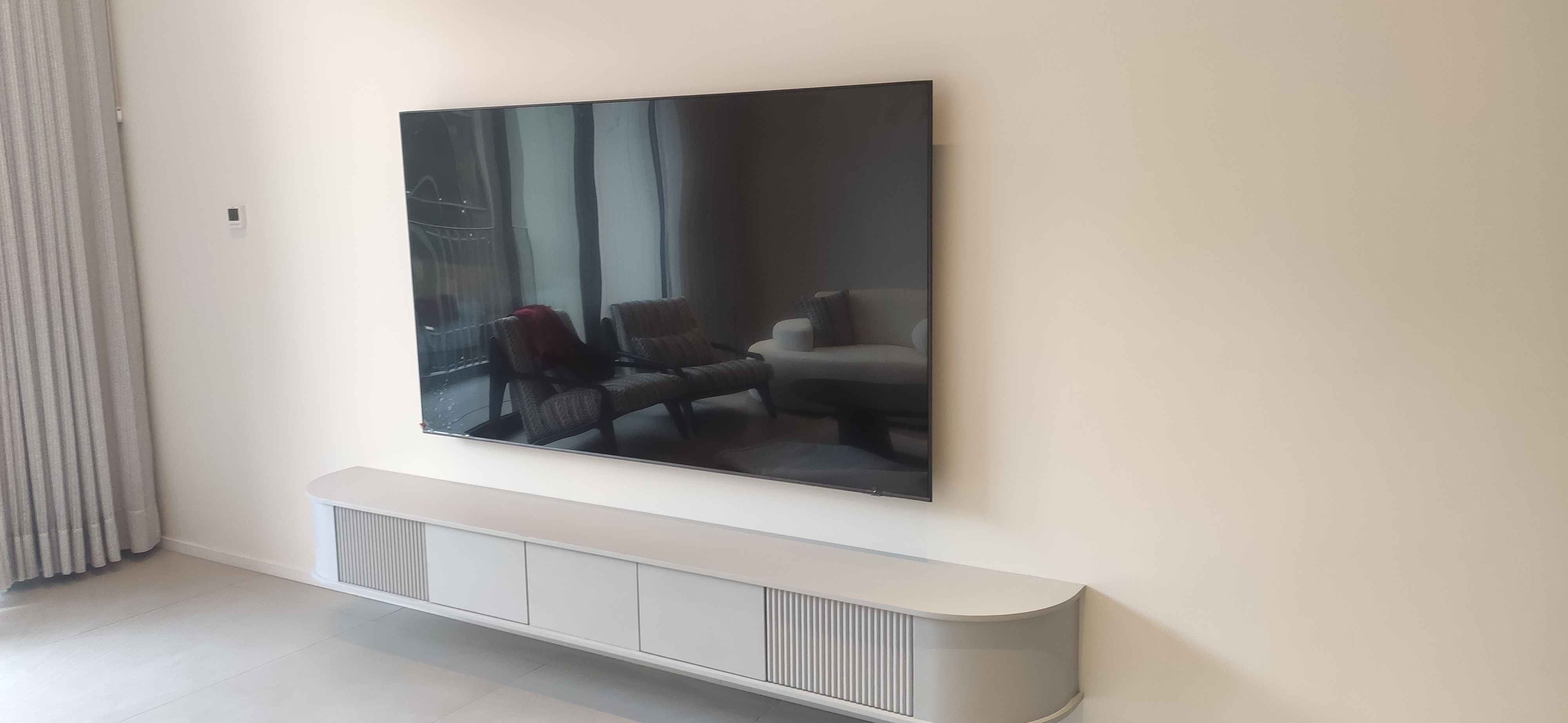 طراحی اختصاصی تی وی وال نئوکلاسیک بصورت مینیمال در الهیه؛ ترکیب قاببندی ابزارخورده و رنگ پلیاورتان توسط عمارت آرا