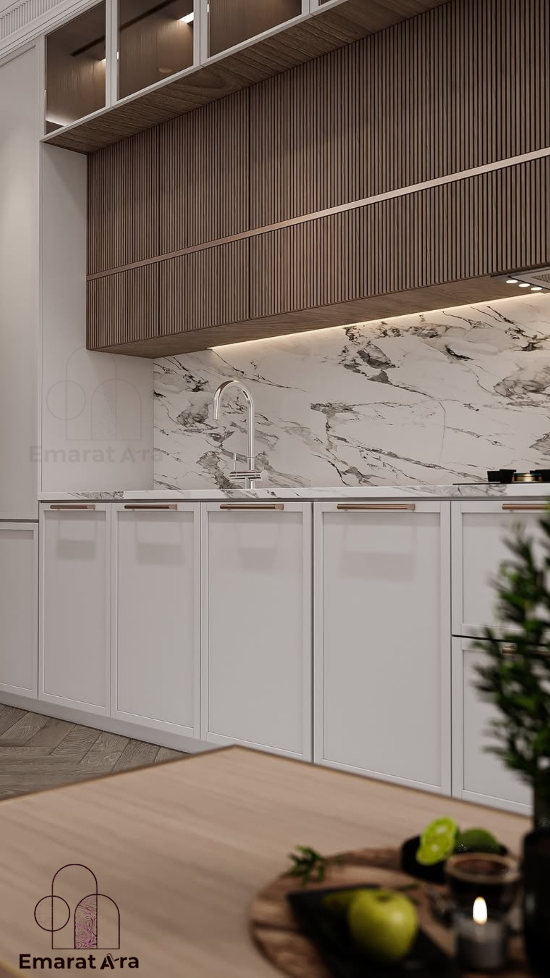 بازسازی آشپزخانه نئوکلاسیک توسط عمارت آرا با کابینت‌های ابزارخورده کرم، صفحه سنگ کوارتز و جزیره دکوراتیو در تهران.
