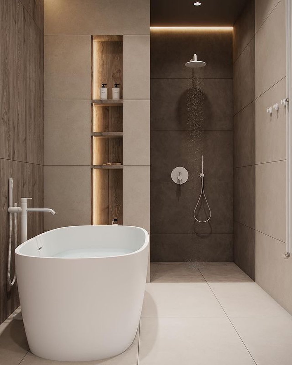 طراحی حمام مینیمال شامل وان جزیزه سفید، دوش توکار و نورپردازی مخفی داخل شلف‌های دیواری چوبی