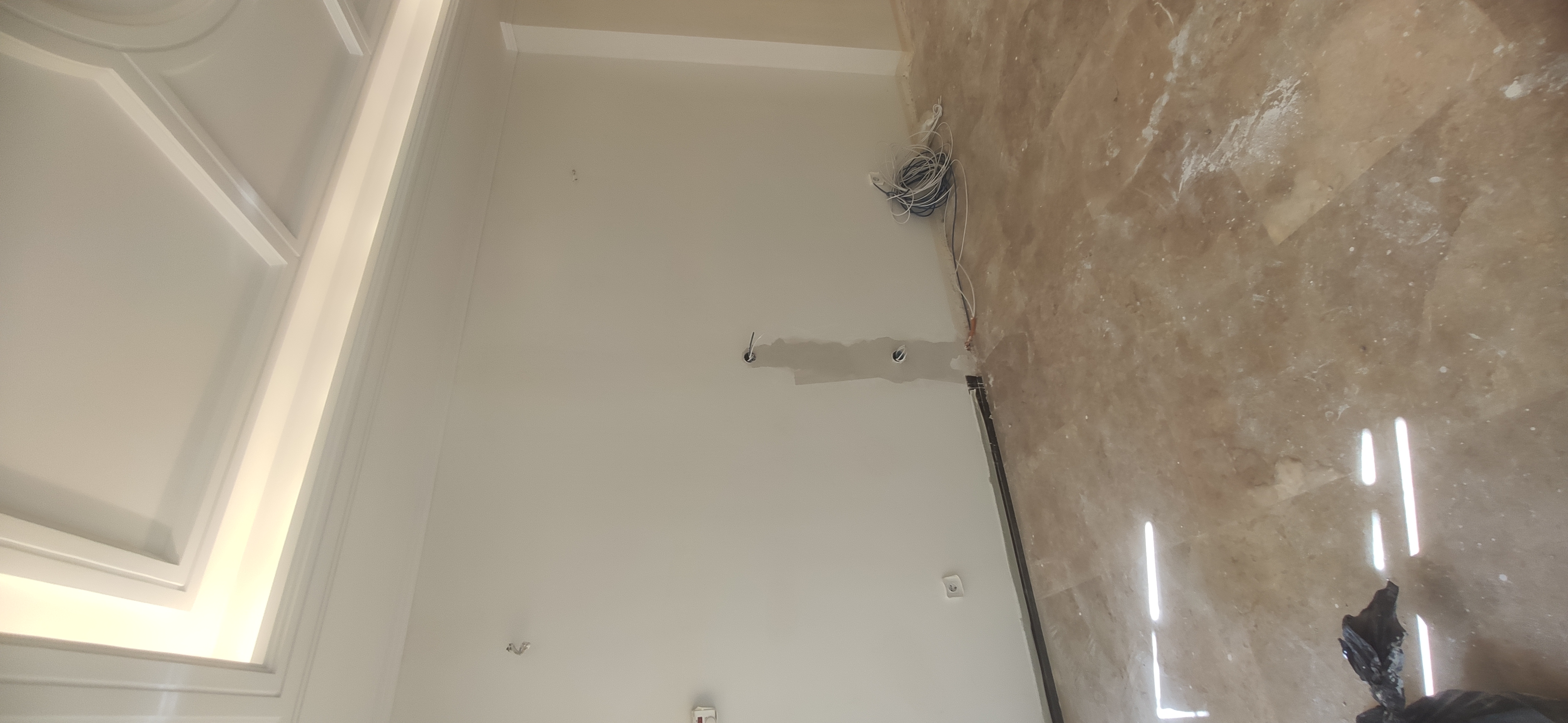 طراحی و اجرای داکتگذاری و زیرسازی فنی تی وی وال جهت پنهانسازی سیمها و اتصالات - عمارت آرا