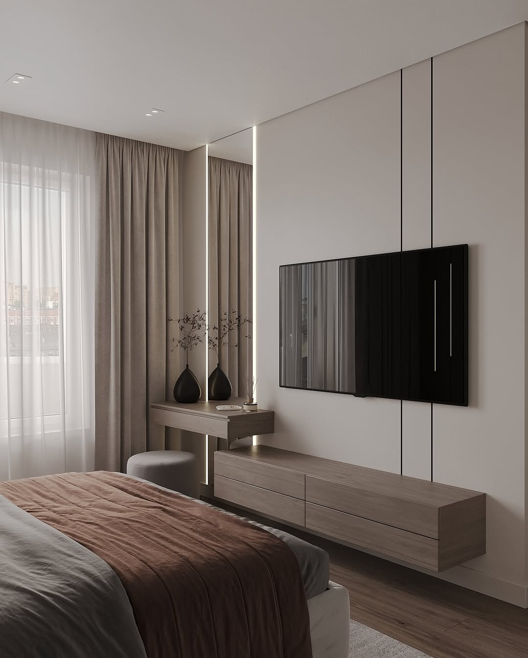 طراحی تی‌وی‌وال مدرن اتاق خواب با پنل‌های دیواری کرم، میز آرایش توکار و لاین نوری عمودی در کنار آینه قدی.